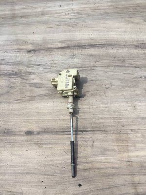 Актуатор лючка бензобака Volkswagen B5+, б.в. 4566777678 фото
