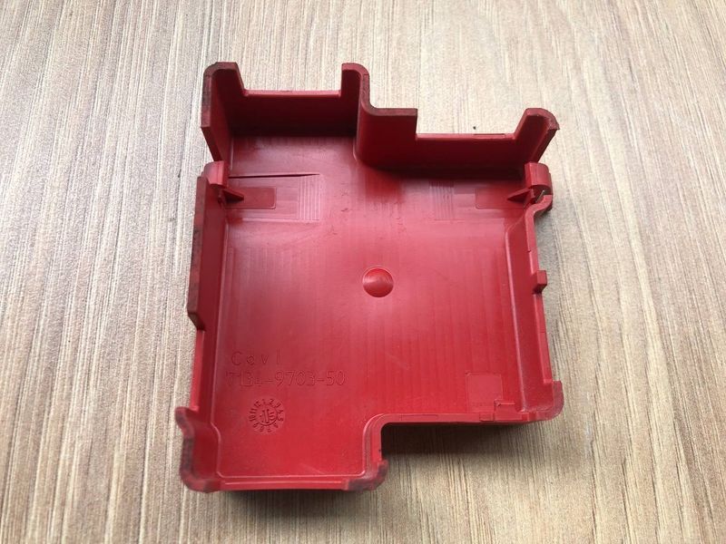 Крышка плюсовой клеммы 7134970350 Range Rover Vogue L405, б.у. 7134970350 фото