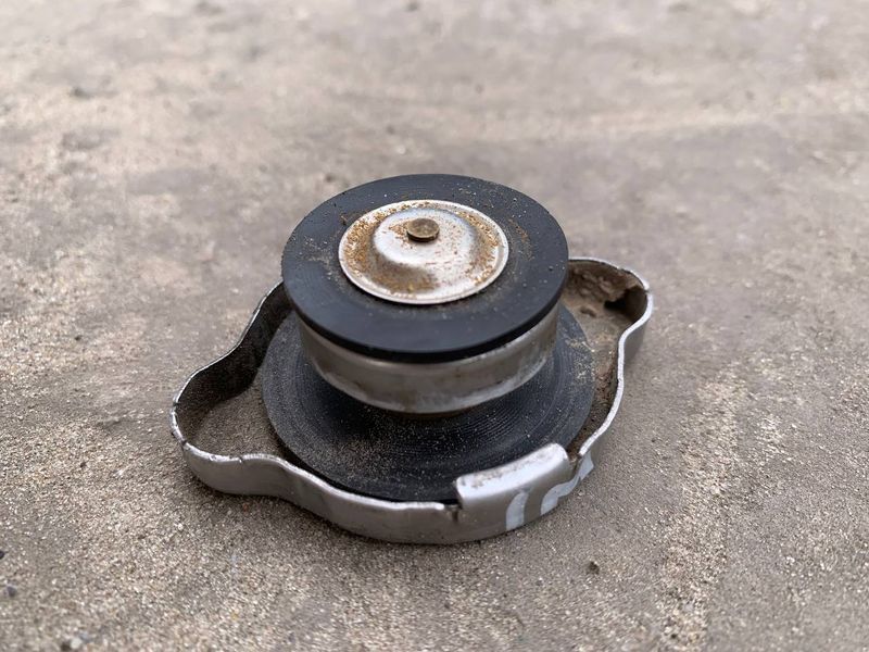 Крышка радиатора охлаждения 09bar Subaru Impreza 3, 2007-2011  г., 45137AE003, б.у.  45137AE003 фото