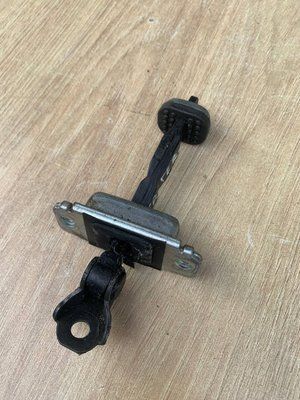 Обмежувач передніх правих дверей Chevrolet Epica 2006-2012 p.,б.в 96326817 96326817 фото
