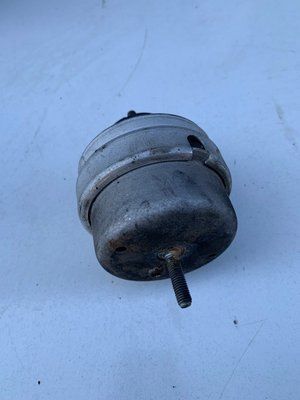 Подушка, опора двигуна права Audi A4 B5 1.9 TDI, 2000 р., б.в. 1001990058 фото
