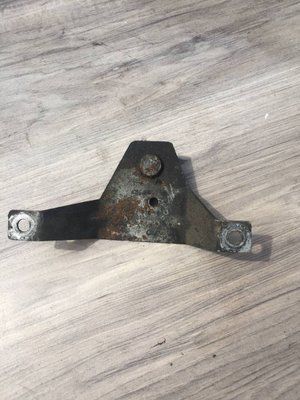Кронштейн трубок кондиционера Volkswagen B5+, б.у. 3456789877 фото