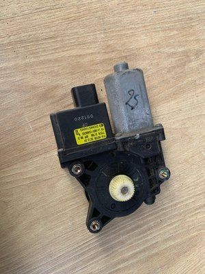 Мотор склопідйомника передній лівий Nissan Almera Classic B10RX 2006-2012 р, б.в. 77570 31700 77570 31700 фото