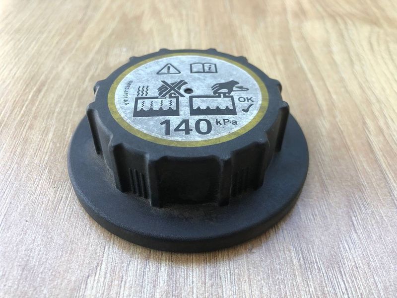Крышка расширительного бачка LR017427, 8W838101AA Range Rover Vogue L405, б.у. LR017427, 8W838101AA фото