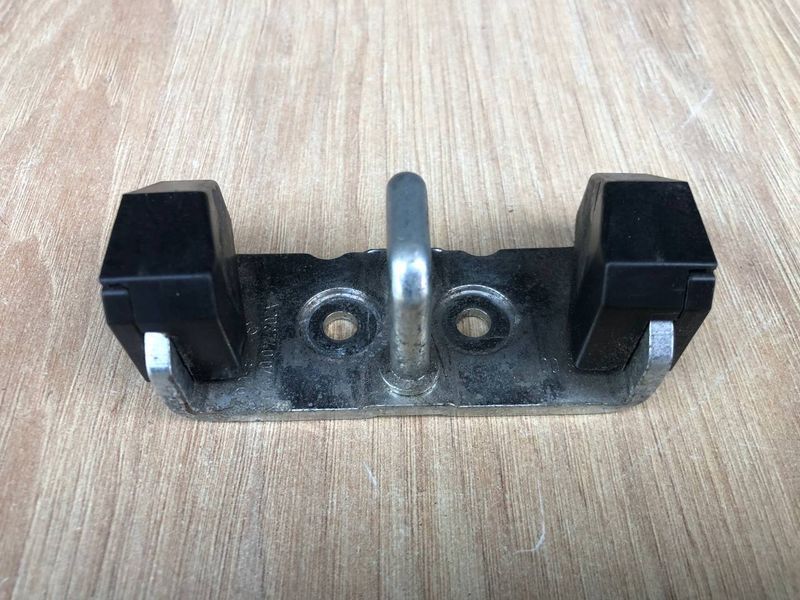 Петля,скоба замка дверей багажника Mercedes C-class w203, Б.в 2037400432 2037400432 фото