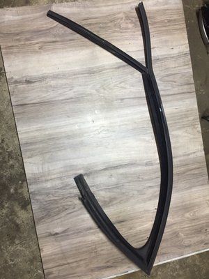 Уплотнитель стекла переднее левое Skoda Fabia 3 Б.у. 5JA 837 431C фото