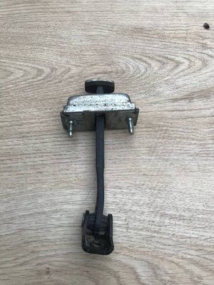 Ограничитель задних левых дверей Ford Focus MK2 2008-2010 г., 3M51R23500AJ, б.у. 3M51R23500AJ фото