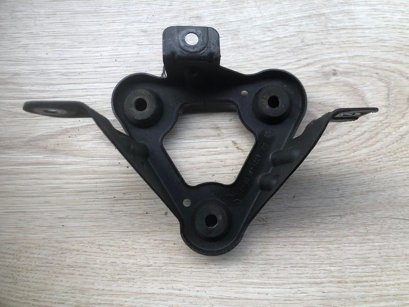Кронштейн блоку abs нижній Mercedes w221, S-клас 2214310640 фото