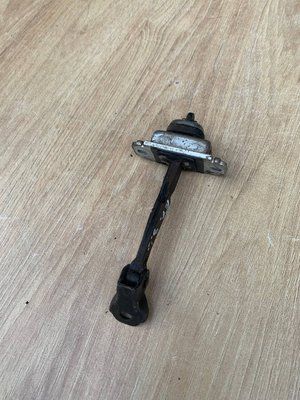 Обмежувач задніх лівих дверей Chevrolet Epica 2006-2012 p.,б.в 96635999 96635999 фото