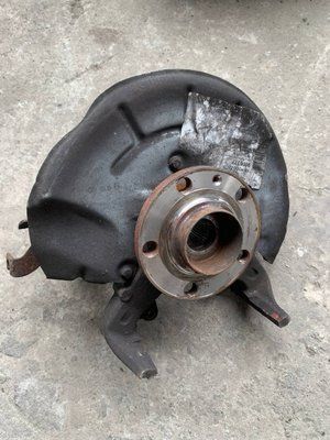 Поворотный кулак передний левый Skoda Fabia 2, 6Q0407255AG., б.у. 6Q0407255AG фото