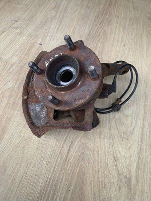 Цапфа, поворотний кулак передній лівий Nissan Almera Classic B10RS 2006-2012 р, б.в. 4001595F0A 4001595F0A фото