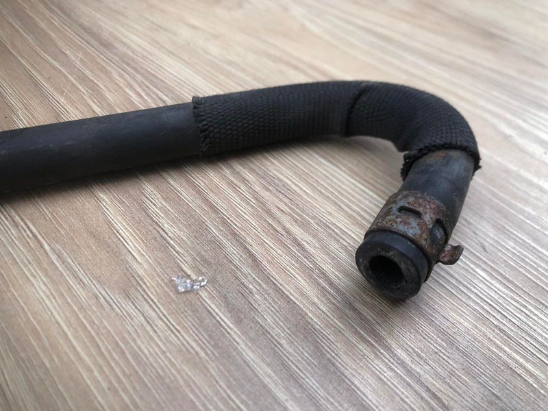 Патрубок вентиляції картера Mercedes w221, S-клас 2215011025 фото