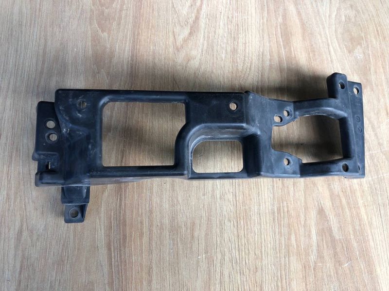 Кронштейн крепления противотуманной фары правая LR050519, CK5215266AA Range Rover Vogue L405, б.у. LR050519, CK5215266AA фото