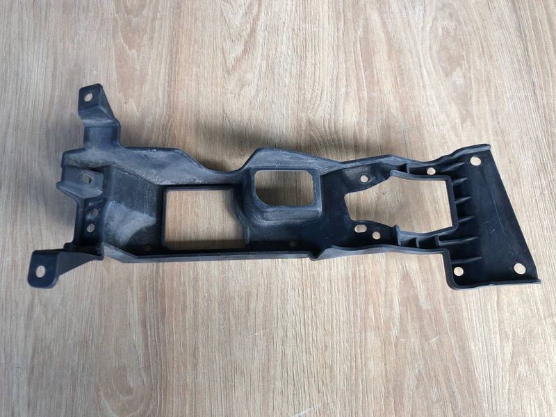 Кронштейн крепления противотуманной фары правая LR050519, CK5215266AA Range Rover Vogue L405, б.у. LR050519, CK5215266AA фото