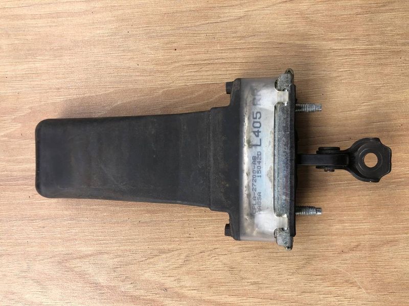 Ограничитель открывания дверей задняя правая/левая сторона LR045541, CPLA27200AB Range Rover Vogue L405, б.у LR045541, CPLA27200AB фото
