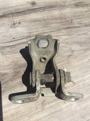 Петля дверная передняя левая нижняя 5J0833411 Skoda Fabia New, б.у. 5J0833411 фото