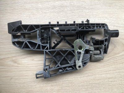 Кронштейн ручки задней левой двери Mercedes W221, s-класс б.у 2047830553 фото