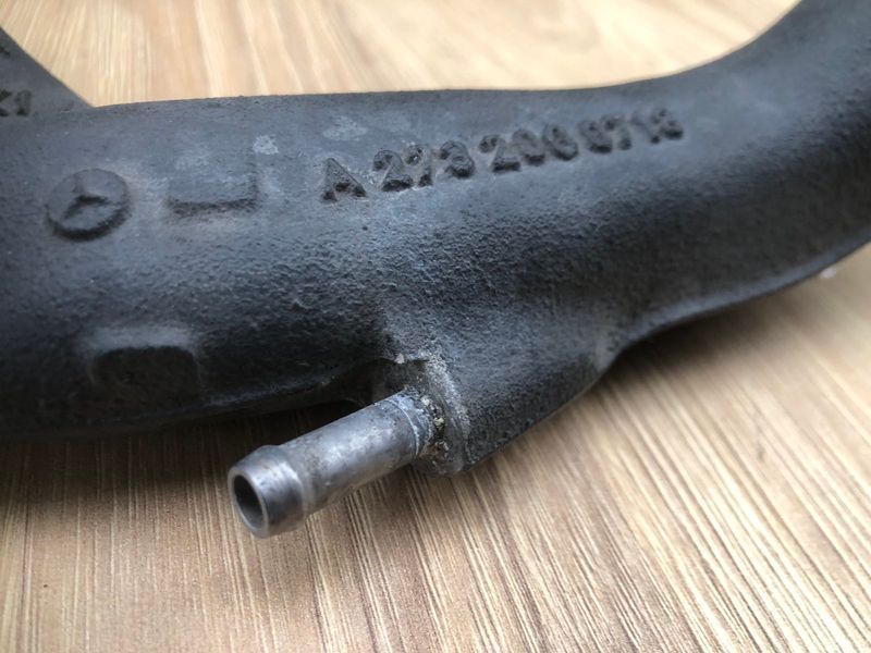 Патрубок системи охолодження нижній Mercedes w221, S-клас 2732000718 фото