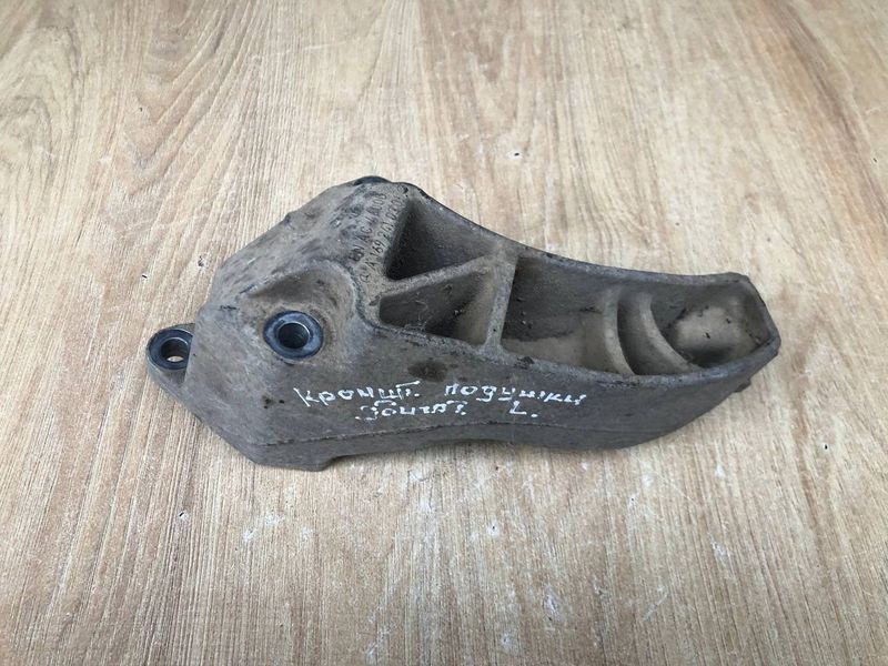 Кронштейн, лапа двигателя Mercedes W169 A-class, б.у 1692410301  1692410301 фото