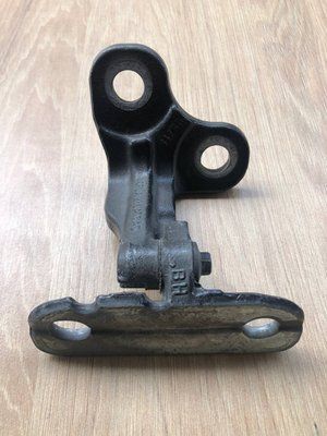 Петля дверь нижняя левая LR073596, CPLA228A65AD Range Rover Vogue L405, б.у. LR073596, CPLA228A65AD фото