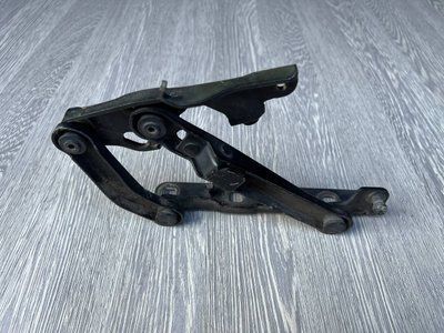 Петля капота левая Mercedes W211 E-class, 2118800128, б.у.  2118800128 фото