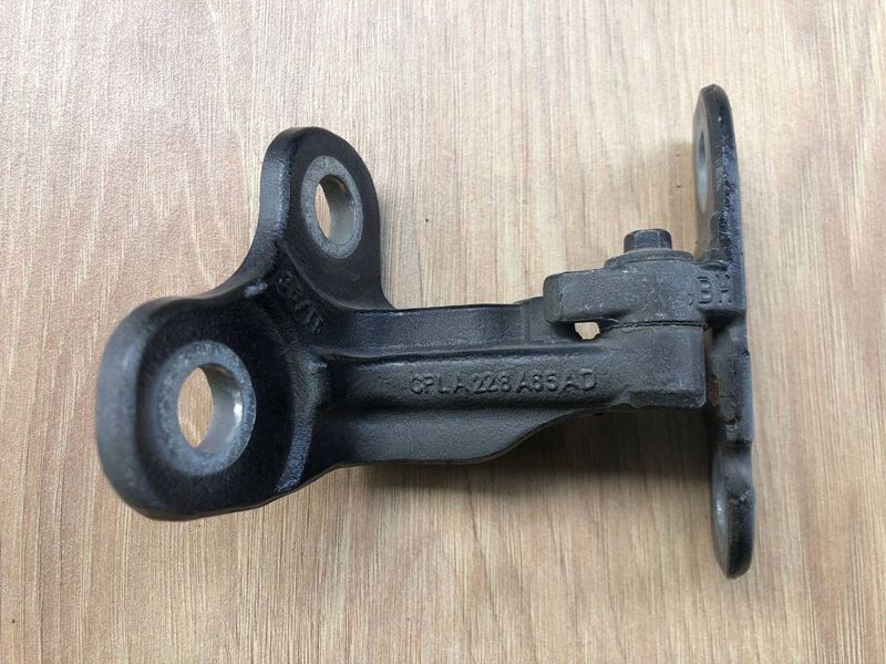 Петля дверь нижняя левая LR073596, CPLA228A65AD Range Rover Vogue L405, б.у. LR073596, CPLA228A65AD фото