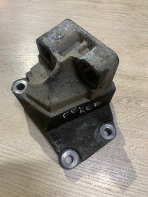 Кронштейн подушки двигуна Skoda Felicia 1.6 бензин AEE, 1999 р, 032199275, б.в. 032199275 2 фото
