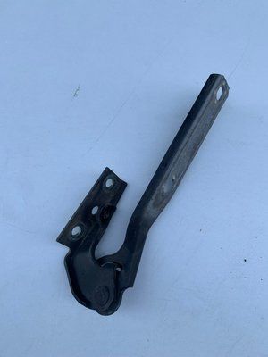 Петля капота левая Audi A4 B5 2000 г., 8D0823301A, б.у. 8D0823301A фото