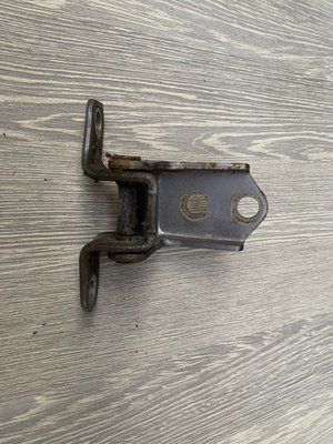 Петля задних левых дверей, нижняя Mazda 3 BK, хэтчбек, 2003-2009 г., E11273240, б.у. E11273240 фото