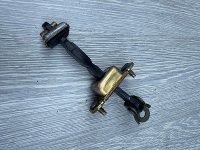 Обмежувач передніх лівих дверей Subaru Legacy, 2003-2009 р., 62302FC001, б.в. 62302FC00100 фото