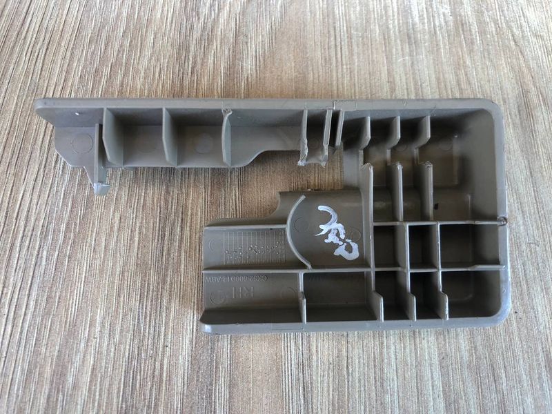 Крышка салазок сиденья правая LR036950, CK52600D13ABW Range Rover Vogue L405, б.у. LR036950, CK52600D13ABW фото
