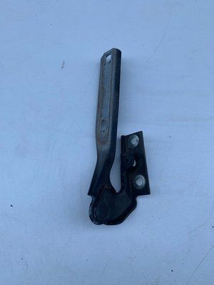 Петля капота правая Audi A4 B5 2000 г., 8D0823302A, б.у. 8D0823302A фото