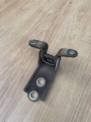 Петля верхня передніх правих дверей Chevrolet Epica 2006-2012 p.,б.в 96326750 96326750 фото