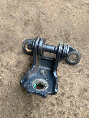 Петля задних правых дверей верхняя Skoda Fabia 2, 5J0833402, б.у. 5J083340255 фото