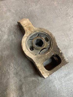 Сайленблок переднего рычага Volkswagen Passat B6, 2005-2011 г., 1K0199232J, б.у. 1K0199232J фото