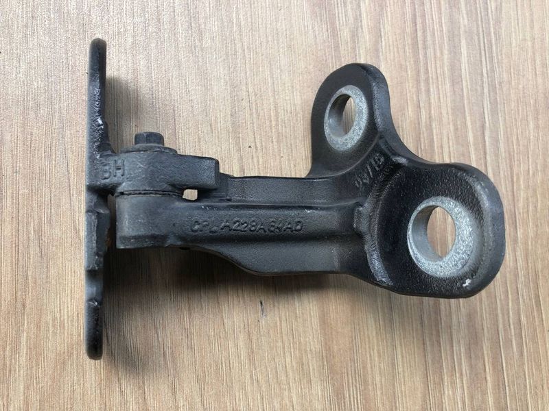 Петля двери правая нижняя LR073595, CPLA228A64AD Range Rover Vogue L405, б.у. LR073595, CPLA228A64AD фото