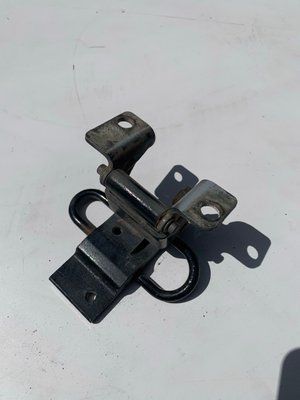 Петля нижня задніх правих дверей Audi A4 B5, 2000 р., універсал, 8D0833412C, б.в.  8D0833412C фото