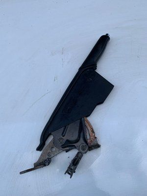 Рычаг стояночного тормоза, ручник Audi A4 B5 2000 г, б.у. 8D0711303A 8D0711303A фото