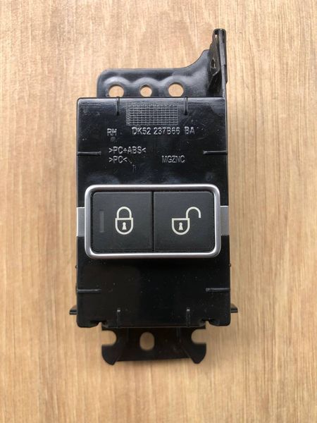 Кнопка запирания дверей CPLA14017AC, LR071265 Range Rover Vogue L405, б.у. CPLA14017AC, LR071265 фото