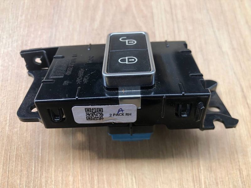 Кнопка запирания дверей CPLA14017AC, LR071265 Range Rover Vogue L405, б.у. CPLA14017AC, LR071265 фото