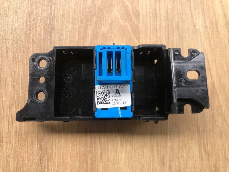Кнопка запирания дверей CPLA14017AC, LR071265 Range Rover Vogue L405, б.у. CPLA14017AC, LR071265 фото