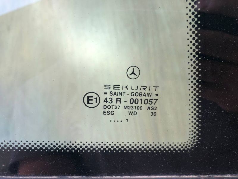 Стекло форточка ,глухое, заднее кузовное, правое Mercedes C-class w203, б.у 2036706012  2036706012 фото