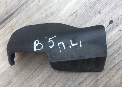 Накладка петлі капота передня ліва 3В0823629А Volkswagen B5, б.в. 3В0823629А фото