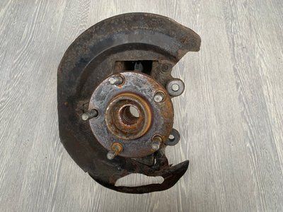 Поворотный кулак передний правый, цапфа Mazda 3 BK, 2003-2009 г., 1.6 бензин, хэтчбек, BP4L33021, б.у. BP4L33021 фото