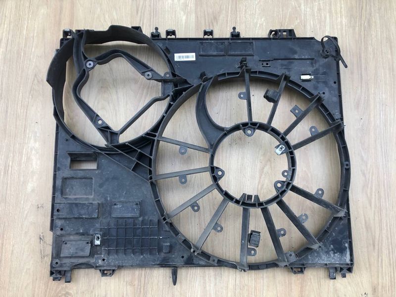 Дифузор, кожух вентилятора радіатора LR036528, CPLA8146AF Range Rover Vogue L405, б.в. LR036528, CPLA8146AF фото