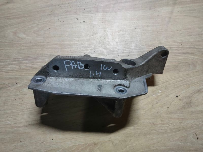 Кронштейн правой подушки двигателя Skoda fabia 1, 1.4 бензин, 036199275M, б.у. 036199275M фото