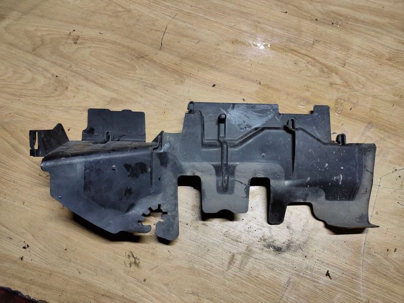 Воздухозаборник радиатора левый Volkswagen Passat B6, 2009 г., 3C0121283, б.у. 3C0121283 фото