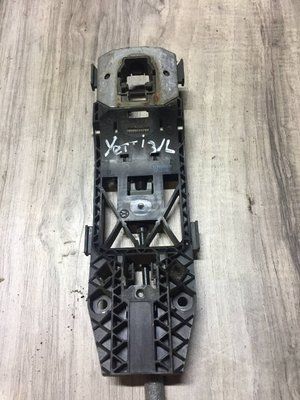 Кронштейн ручки задніх лівих дверей 5L0839885 Skoda Yeti, б.в. 5L0839885 фото