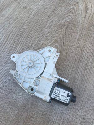 Моторчик склопідйомника передніх правих дверей Volkswagen Jetta 2007 р., 1K5837402AH, б.в. 1K5837402AH фото