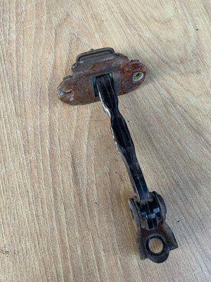 Обмежувач задніх лівих дверей Nissan Almera Classic B10RX 2006-2012р, б.в. 8243095F0A 8243095F0A фото